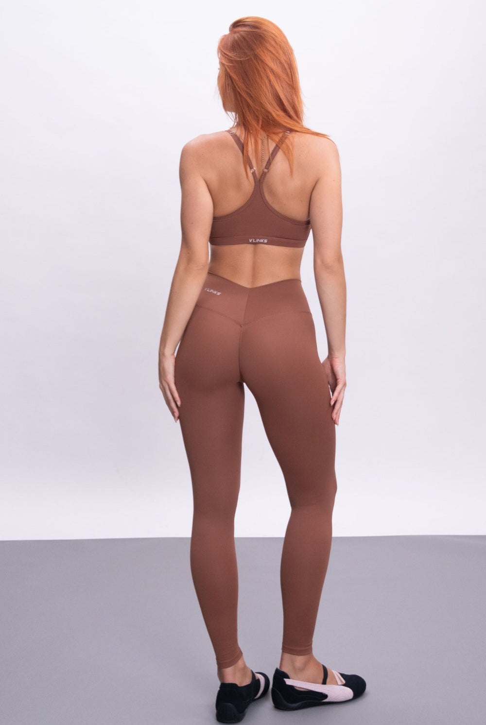 טייץ בגזרה גבוהה עם חיתוך וי מחטב וכיווץ אחורי, עשוי בד סטרצ' נושם וגמיש - מתאים לאימוני כוח, יוגה ולשימוש יומיומי.