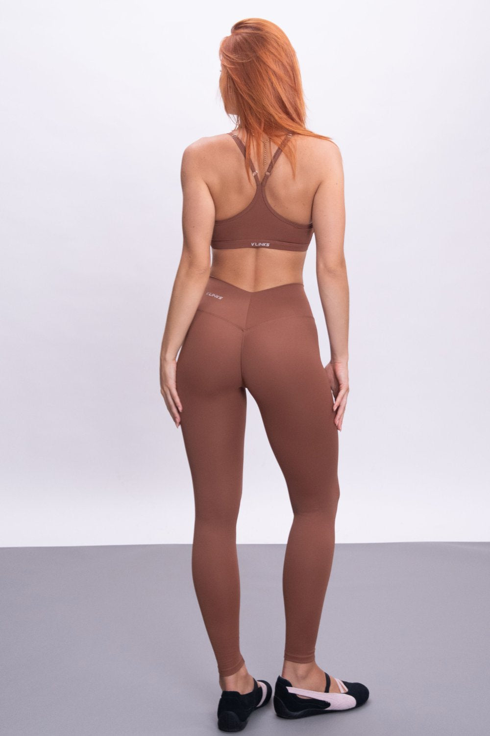 טייץ בגזרה גבוהה עם חיתוך וי מחטב וכיווץ אחורי, עשוי בד סטרצ' נושם וגמיש - מתאים לאימוני כוח, יוגה ולשימוש יומיומי.