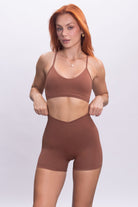 שורט ספורט מחטב בגזרת וי עם כיווץ אחורי ובד סטרצ' נושם, גזרה גבוהה ובטנה כפולה - דגם V SCRUNCH של VLINKS