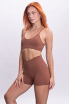 שורט ספורט מחטב בגזרת וי עם כיווץ אחורי ובד סטרצ' נושם, גזרה גבוהה ובטנה כפולה - דגם V SCRUNCH של VLINKS