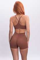 שורט ספורט מחטב בגזרת וי עם כיווץ אחורי ובד סטרצ' נושם, גזרה גבוהה ובטנה כפולה - דגם V SCRUNCH של VLINKS