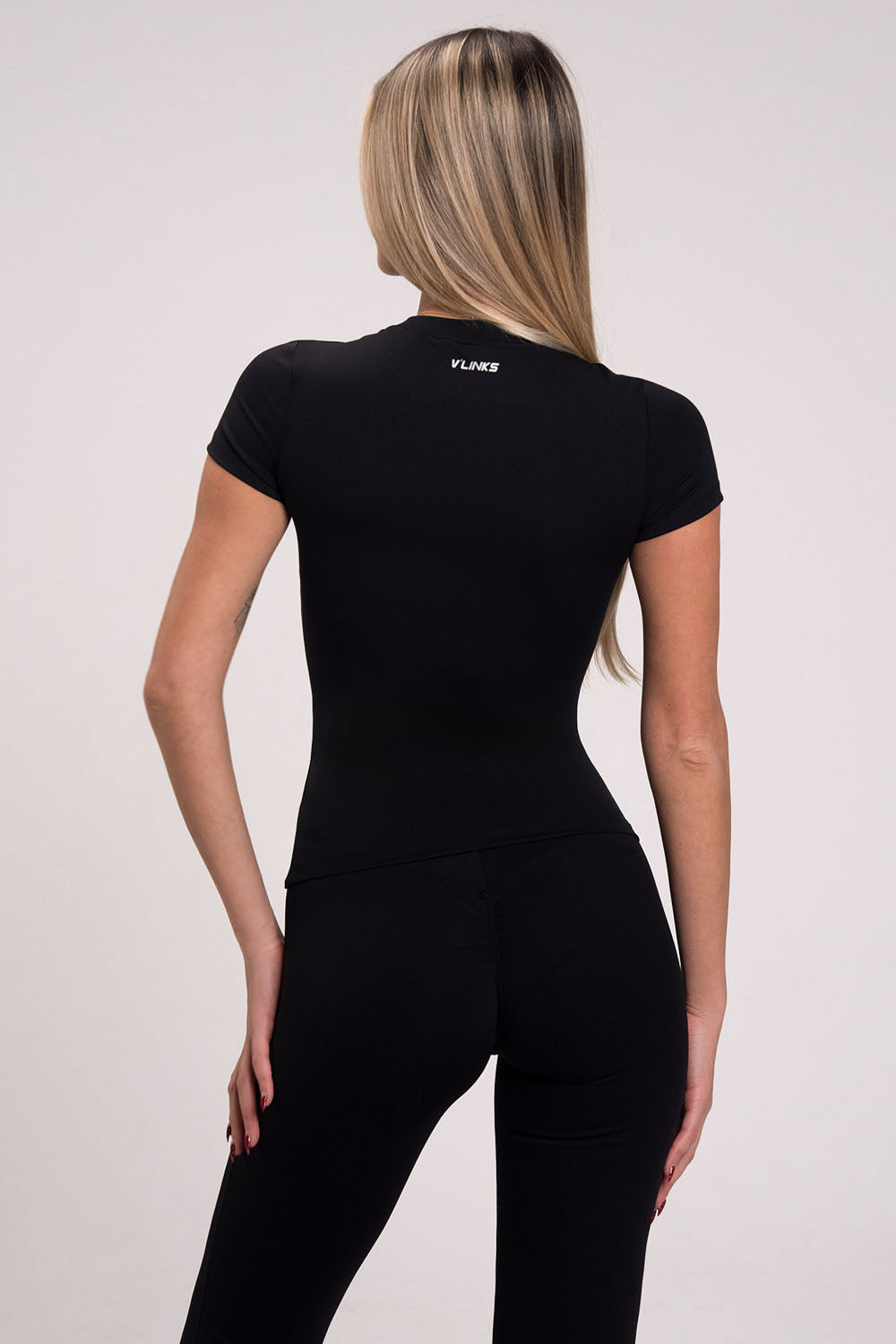 חולצת טי צמודה מחטבת לנשים, בד אלסטי נעים למגע במראה חלק ואחיד מבית VLINKS