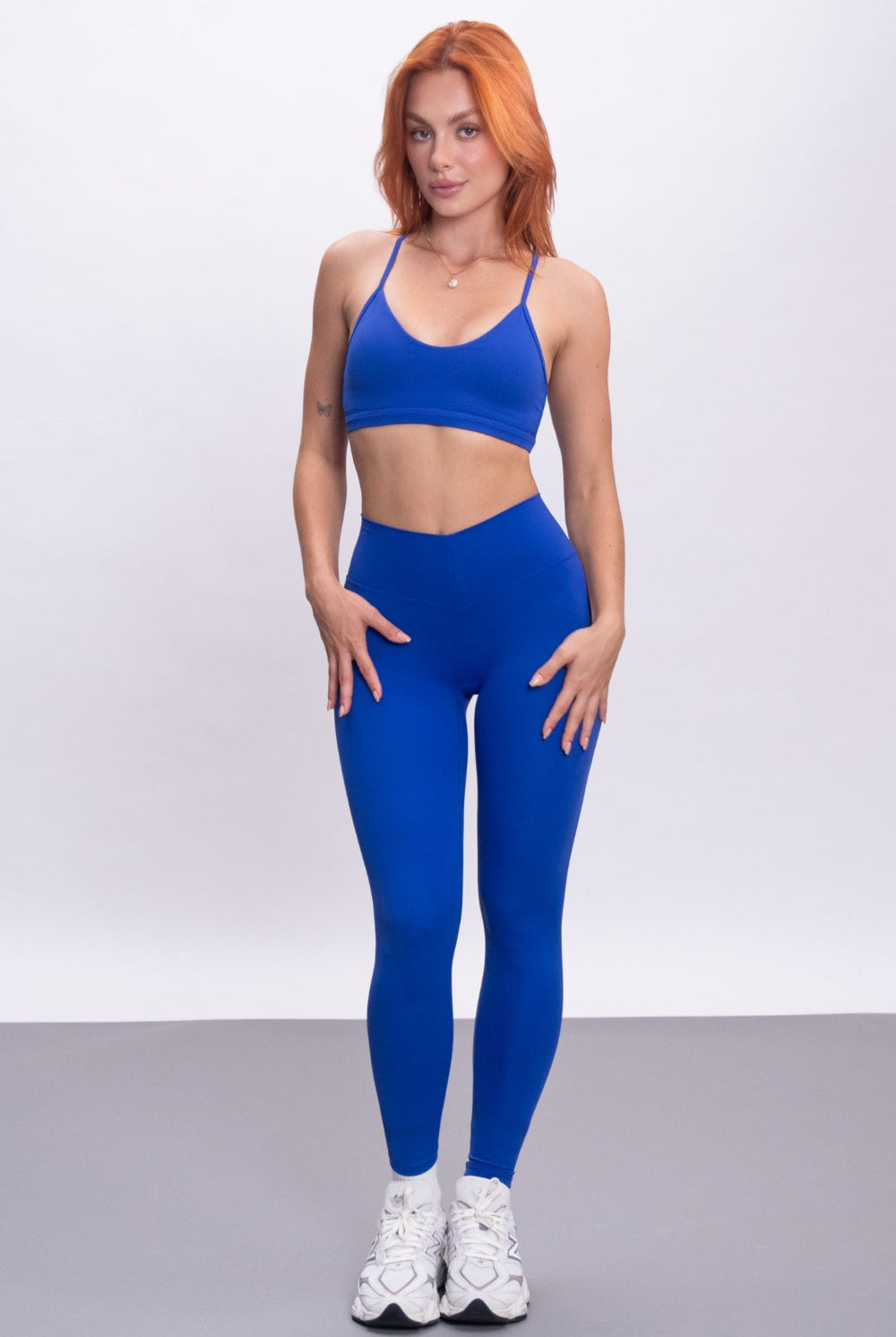 טייץ בגזרה גבוהה עם חיתוך וי מחטב וכיווץ אחורי, עשוי בד סטרצ' נושם וגמיש - מתאים לאימוני כוח, יוגה ולשימוש יומיומי.