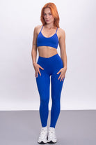 טייץ בגזרה גבוהה עם חיתוך וי מחטב וכיווץ אחורי, עשוי בד סטרצ' נושם וגמיש - מתאים לאימוני כוח, יוגה ולשימוש יומיומי.