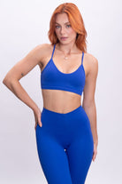 חזיית ספורט כחולה עם רצועות דקות ומתכווננות, מבד סטרצ' FLOW מחטב ונושם, בגזרת Lounge