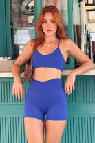 שורט ספורט מחטב בגזרת וי עם כיווץ אחורי ובד סטרצ' נושם, גזרה גבוהה ובטנה כפולה - דגם V SCRUNCH של VLINKS