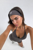 סרט לשיער לנשים מבד FLOW נושם, רך וגמיש מבית Vlinks – בעיצוב נשי ומדויק למראה ספורט־שיק, מתאים לאימון ולשימוש יומיומי