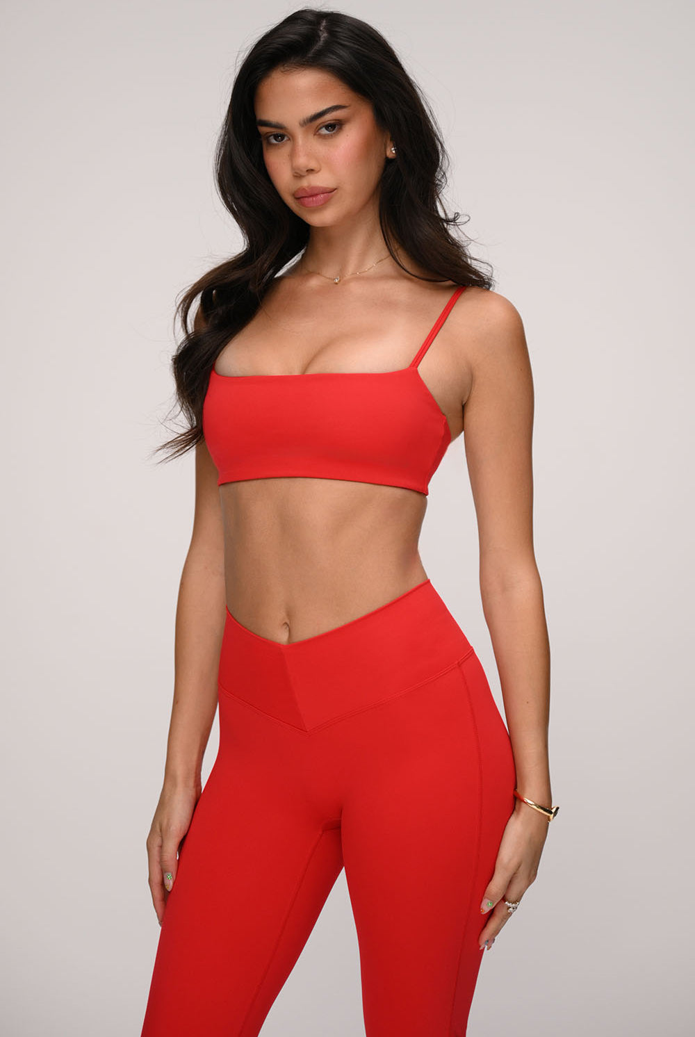 חזיית ספורט Fit לנשים עם כתפיות מתכווננות, קאפים מובנים וגזרה מחמיאה