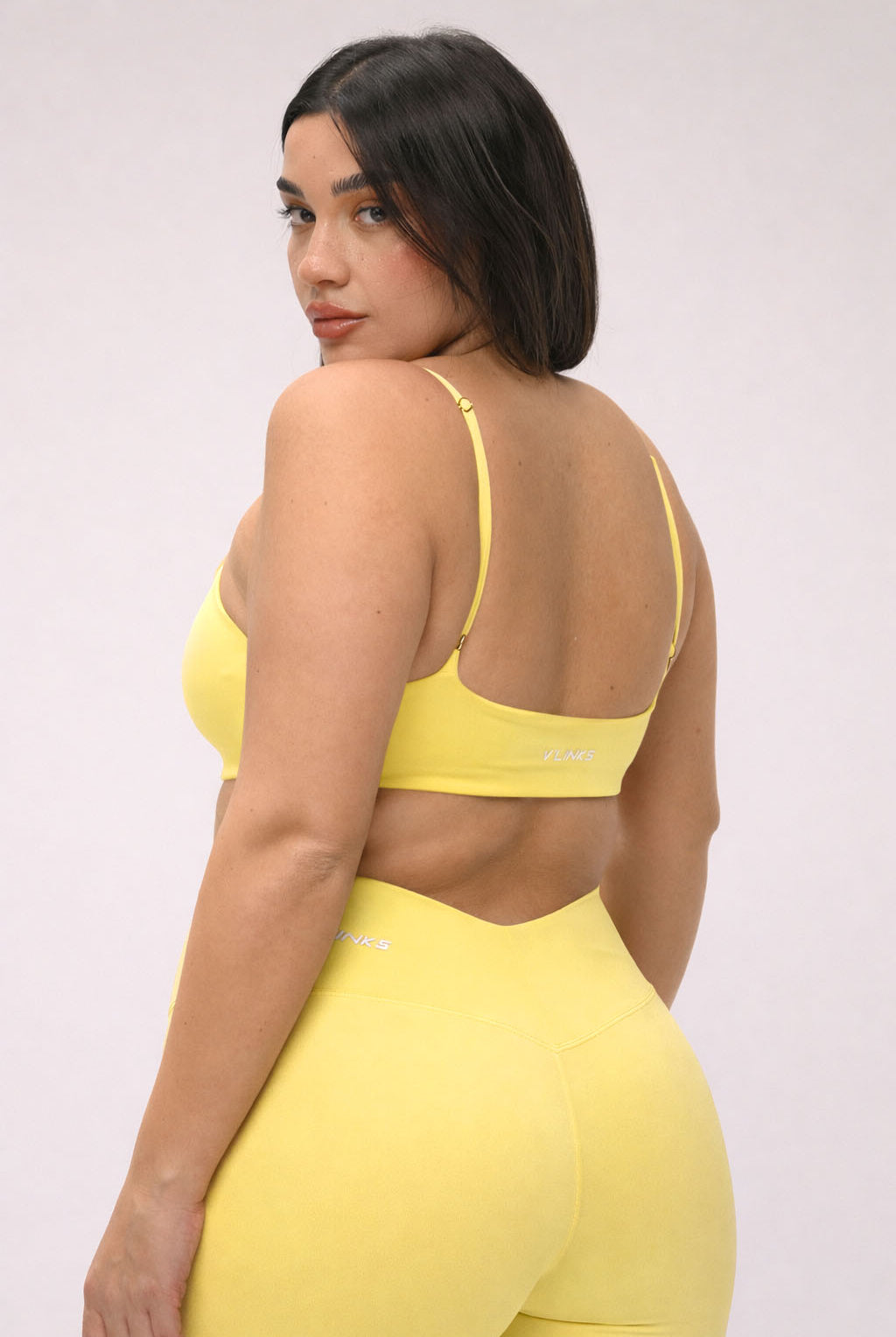 חזיית ספורט Fit לנשים עם כתפיות מתכווננות, קאפים מובנים וגזרה מחמיאה