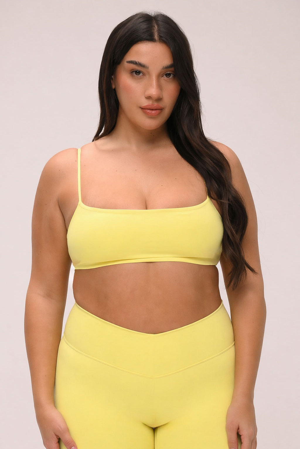 חזיית ספורט Fit לנשים עם כתפיות מתכווננות, קאפים מובנים וגזרה מחמיאה