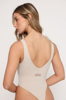 בגד גוף בחיתוך וי עמוק Brushberry - Vlinks