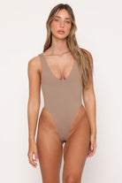 בגד גוף בחיתוך וי עמוק Brushberry - Vlinks