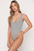 בגד גוף בחיתוך וי עמוק Brushberry - Vlinks