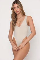 בגד גוף בחיתוך וי עמוק Brushberry - Vlinks