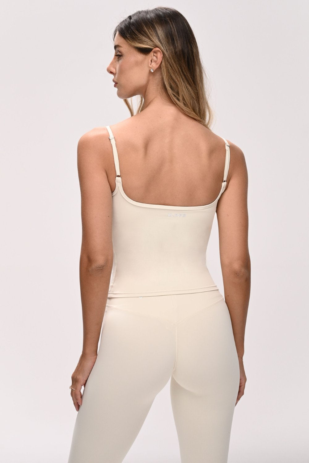 גופיית Sculpted Tank לנשים בגזרה מחטבת עם רצועות כתפיים מתכווננות – עשויה מבד FLOW נושם ואלסטי, מתאימה לאימון וליום־יום מבית VLIKS