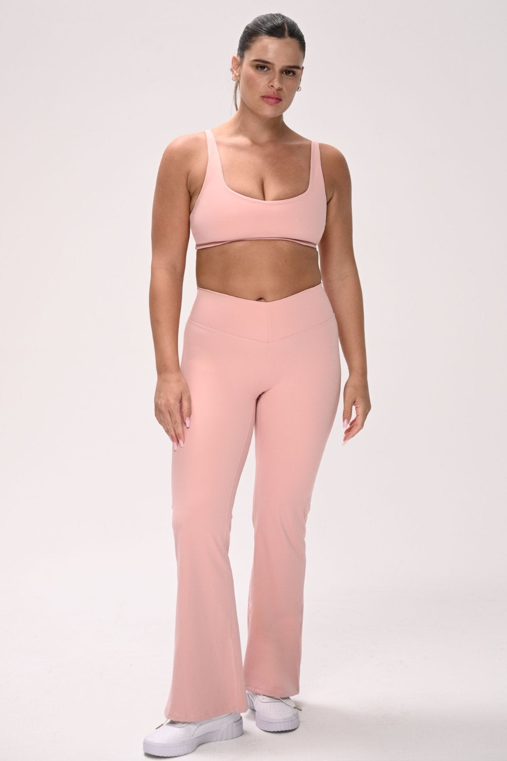 טייץ נשים מתרחב בגזרת V עם כיווצים מחטבים ובטנה כפולה – בד FLOW נושם ונמתח, זמין בגזרות Regular ו-Tall מבית VLIKS