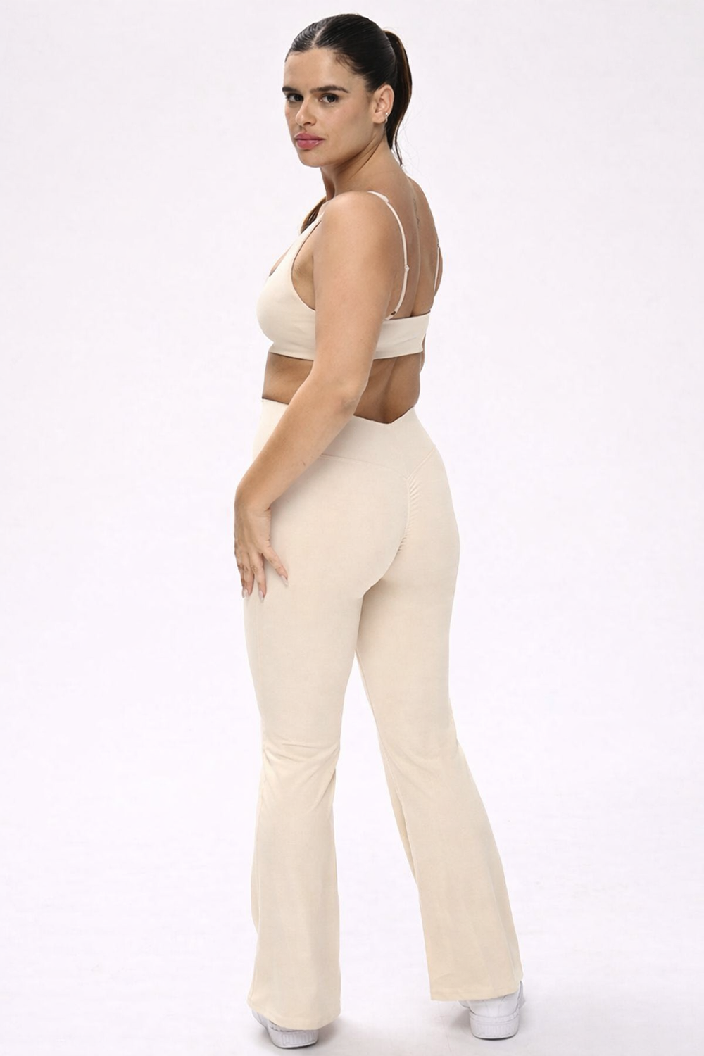 טייץ נשים מתרחב בגזרת V עם כיווצים מחטבים ובטנה כפולה – בד FLOW נושם ונמתח, זמין בגזרות Regular ו-Tall מבית VLIKS