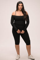 טייץ קאפרי מחטב לנשים בגזרת וי עם מותן גבוהה ומראה ספורט שיק.