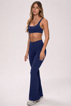 טייץ נשים מתרחב בגזרת V עם כיווצים מחטבים ובטנה כפולה – בד FLOW נושם ונמתח, זמין בגזרות Regular ו-Tall מבית VLIKS