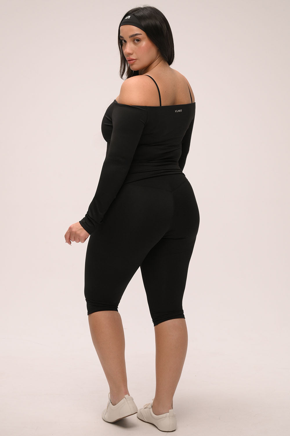 טייץ קאפרי מחטב לנשים בגזרת וי עם מותן גבוהה ומראה ספורט שיק.