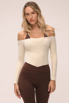 חולצת off shoulder ארוכה לנשים בגזרת ספורט מחמיאה ומראה אלגנטי.