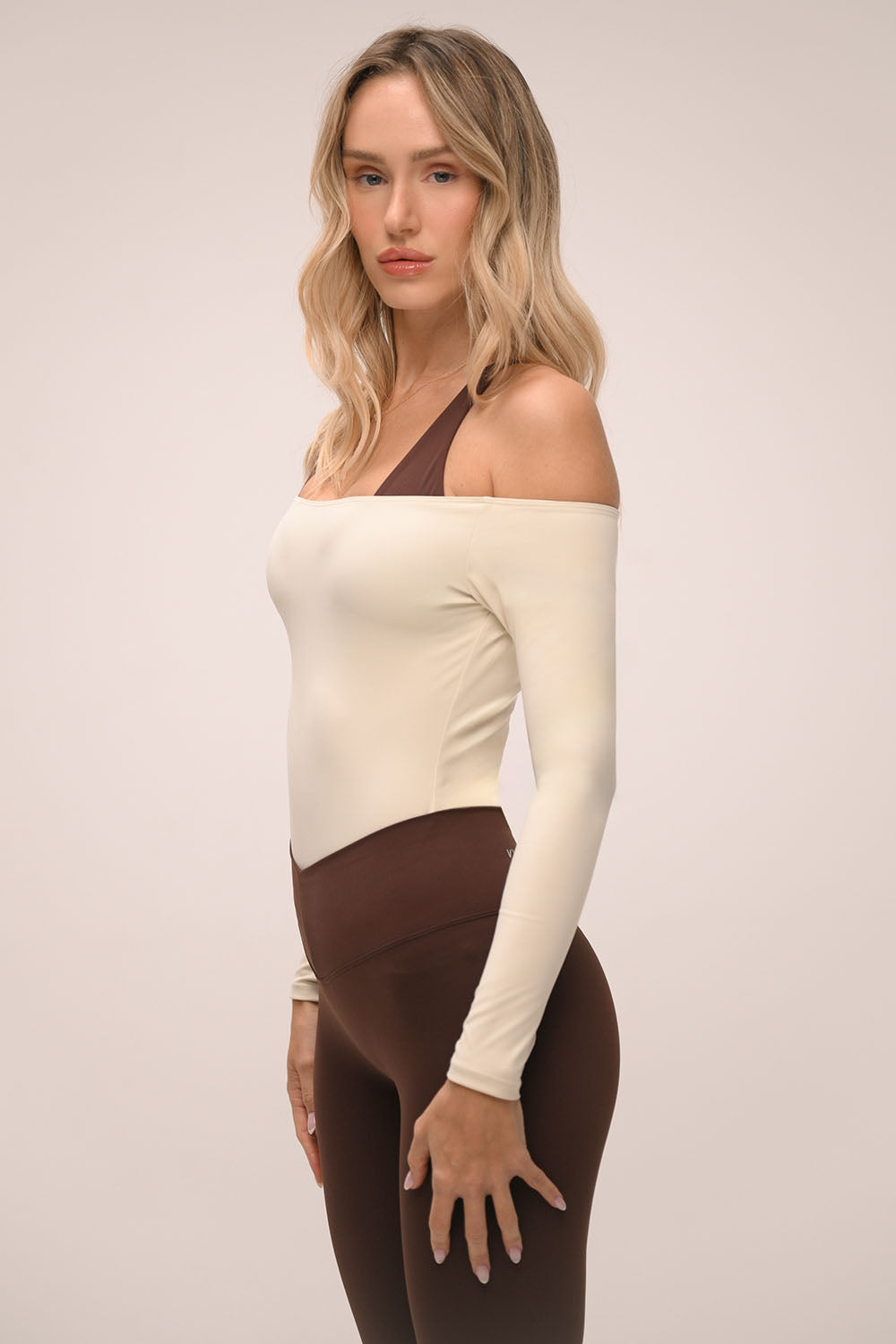 חולצת off shoulder ארוכה לנשים בגזרת ספורט מחמיאה ומראה אלגנטי.