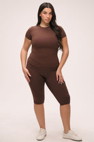 טייץ קאפרי מחטב לנשים בגזרת וי עם מותן גבוהה ומראה ספורט שיק.