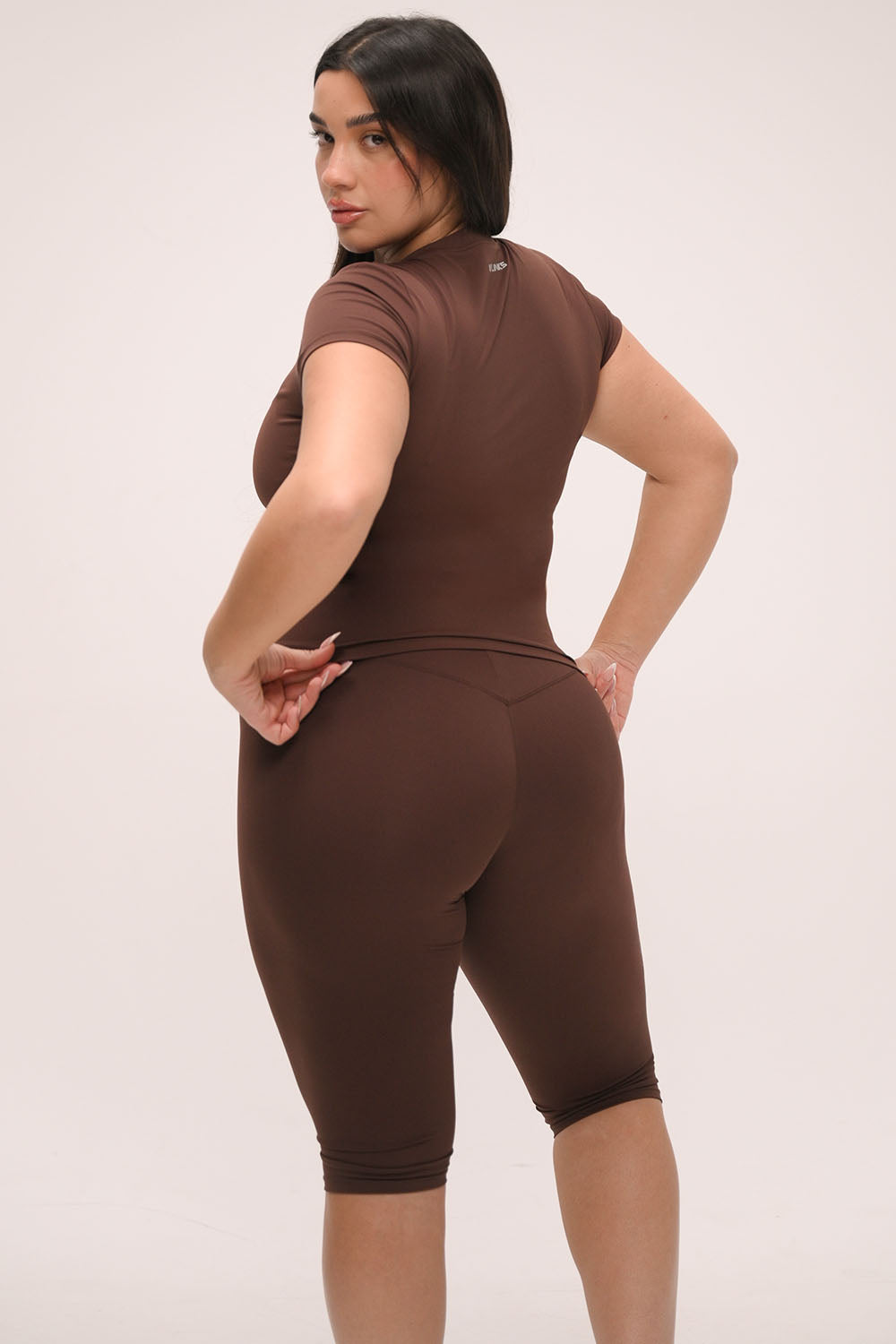 טייץ קאפרי מחטב לנשים בגזרת וי עם מותן גבוהה ומראה ספורט שיק.