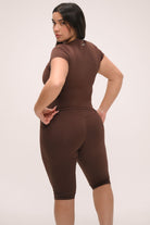 טייץ קאפרי מחטב לנשים בגזרת וי עם מותן גבוהה ומראה ספורט שיק.