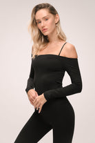 חולצת off shoulder ארוכה לנשים בגזרת ספורט מחמיאה ומראה אלגנטי.