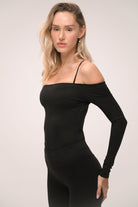 חולצת off shoulder ארוכה לנשים בגזרת ספורט מחמיאה ומראה אלגנטי.