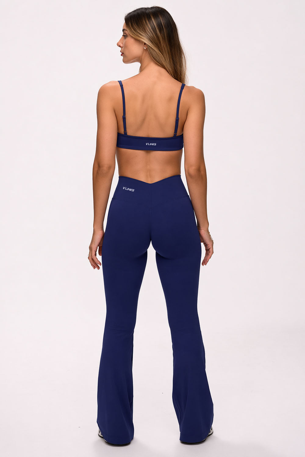 טייץ נשים מתרחב בגזרת V עם כיווצים מחטבים ובטנה כפולה – בד FLOW נושם ונמתח, זמין בגזרות Regular ו-Tall מבית VLIKS