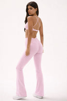 טייץ נשים מתרחב בגזרת V עם כיווצים מחטבים ובטנה כפולה – בד FLOW נושם ונמתח, זמין בגזרות Regular ו-Tall מבית VLIKS