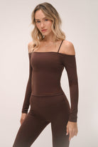 חולצת off shoulder ארוכה לנשים בגזרת ספורט מחמיאה ומראה אלגנטי.