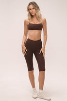 טייץ קאפרי מחטב לנשים בגזרת וי עם מותן גבוהה ומראה ספורט שיק.