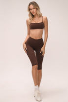 טייץ קאפרי מחטב לנשים בגזרת וי עם מותן גבוהה ומראה ספורט שיק.