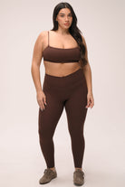 טייץ מחטב גבוה לנשים בגזרת וי בעיצוב חלק ללא כיווצים מבד נמתח ונושם