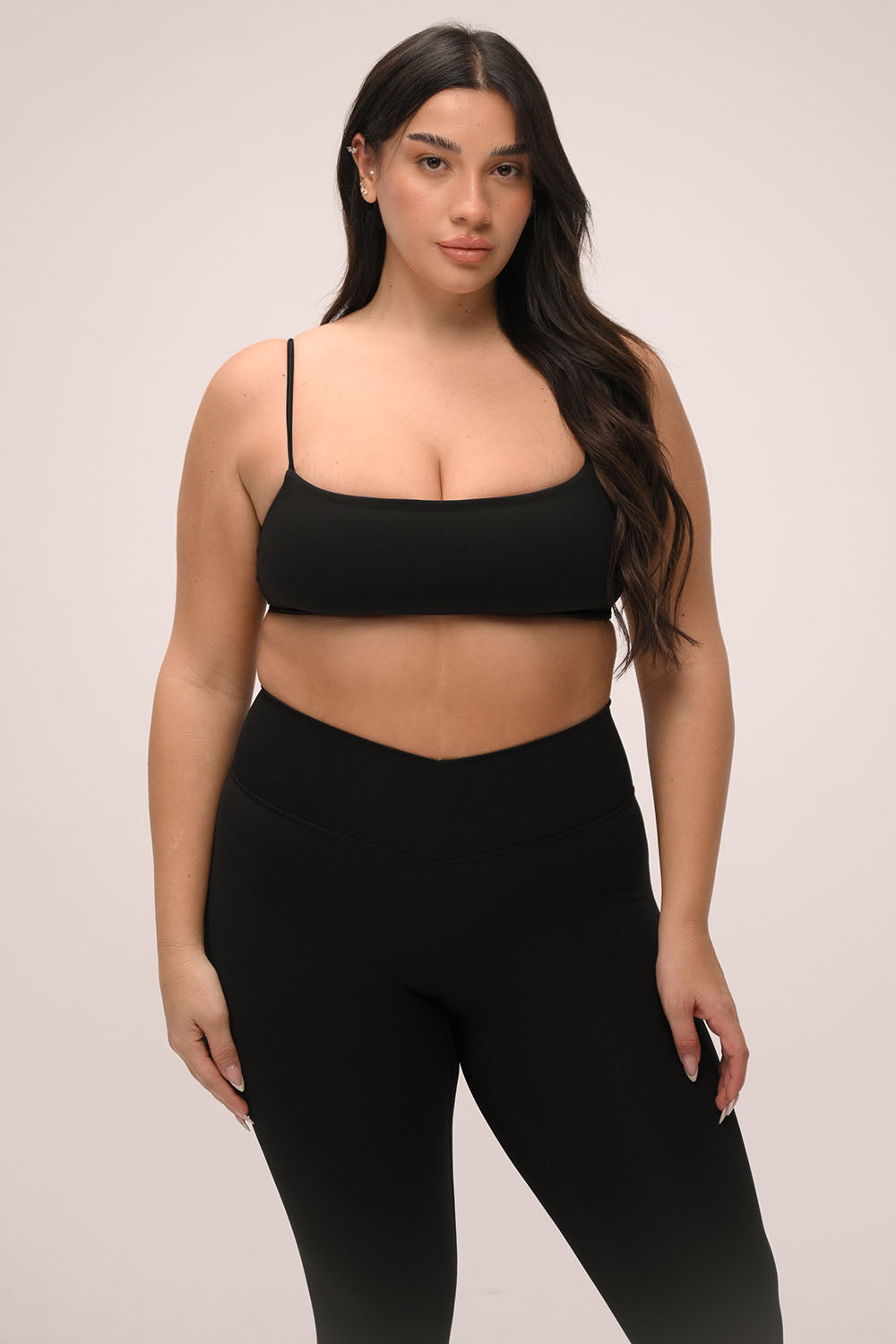 חזיית ספורט Fit לנשים עם כתפיות מתכווננות, קאפים מובנים וגזרה מחמיאה