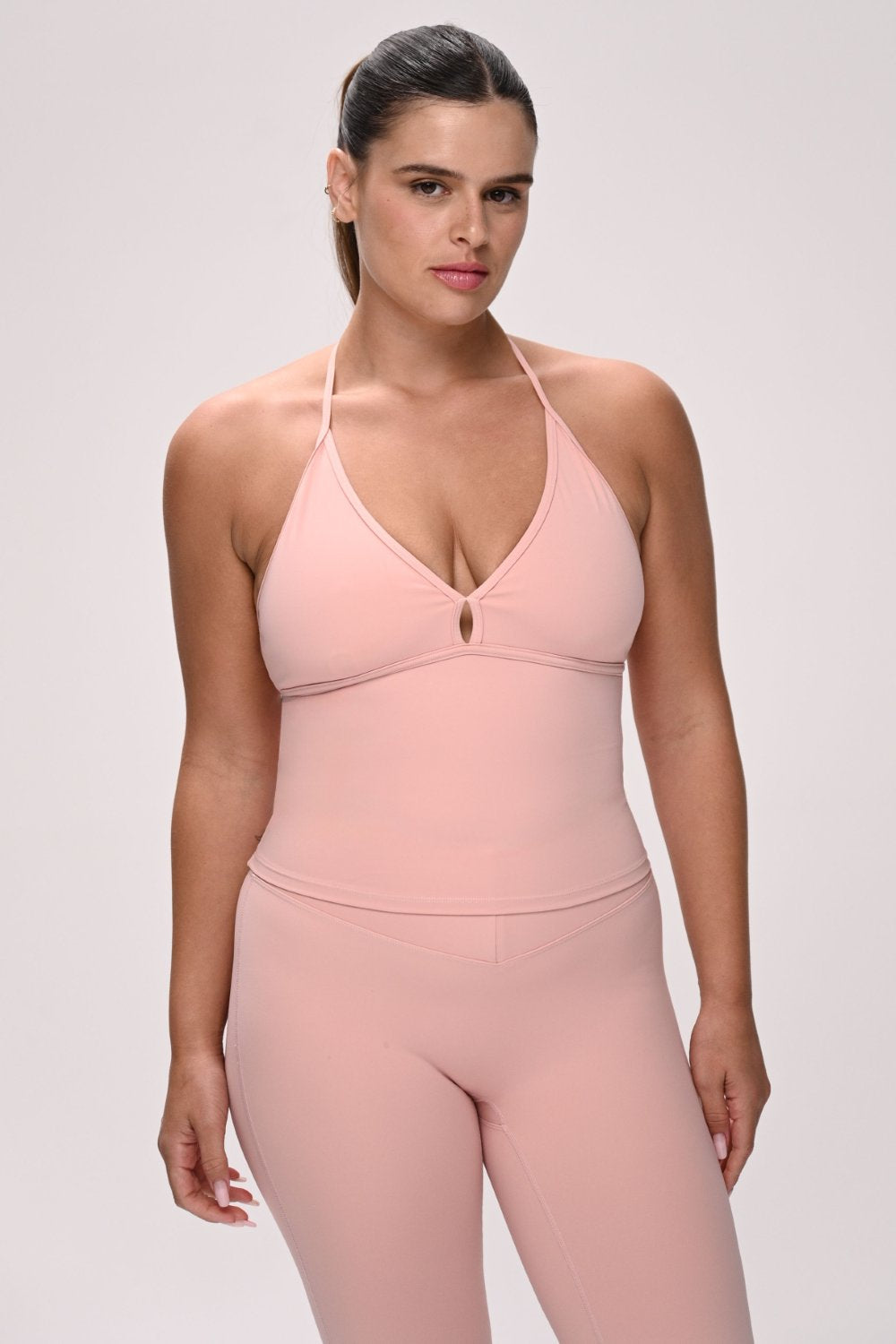 גופיית קרופ לנשים עם צווארון מובנה בגזרת Contour – מבד FLOW מחטב ונושם, מתאימה לאימון וללוק יומיומי מבית VLIKS