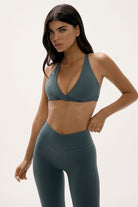 טייץ V Scrunch לנשים מבד FLOW נושם ומחטב מבית Vlinks – גזרה גבוהה עם כיווץ אחורי מחמיא ובטנה כפולה לחיטוב בטן, מתאים לאימוני כושר וללבוש יומיומי