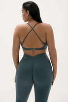 חזיית ספורט CROSS לנשים מבד FLOW מחטב ונושם מבית Vlinks – גזרת וי עמוק עם בטנה כפולה וכריות ריפוד נשלפות, מתאימה לכל סוגי האימונים ולשימוש יומיומי