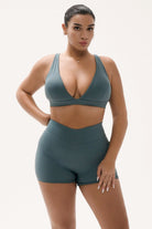 טופ ספורט לנשים בגזרת וי עמוק מבד FLOW מחטב ונושם מבית Vlinks – עם בטנה כפולה וכריות ריפוד נשלפות, מתאים לכל סוגי האימונים וללבוש יומיומי