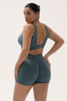 טופ ספורט לנשים בגזרת וי עמוק מבד FLOW מחטב ונושם מבית Vlinks – עם בטנה כפולה וכריות ריפוד נשלפות, מתאים לכל סוגי האימונים וללבוש יומיומי