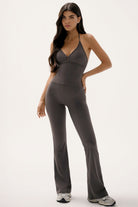 טייץ נשים מתרחב בגזרת V עם כיווצים מחטבים ובטנה כפולה – בד FLOW נושם ונמתח, זמין בגזרות Regular ו-Tall מבית VLINKS