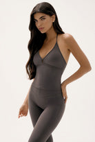 גופיית קרופ Contour Collar לנשים מבד FLOW מחטב ונושם מבית Vlinks – עם צווארון מובנה מחמיא וקאפים נשלפים לנוחות, מתאימה לאימון, ליום־יום או למראה קז'ואלי