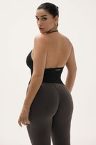 גופיית קרופ Contour Collar לנשים מבד FLOW מחטב ונושם מבית Vlinks – עם צווארון מובנה מחמיא וקאפים נשלפים לנוחות, מתאימה לאימון, ליום־יום או למראה קז'ואלי