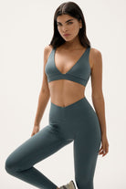 טופ ספורט לנשים בגזרת וי עמוק מבד FLOW מחטב ונושם מבית Vlinks – עם בטנה כפולה וכריות ריפוד נשלפות, מתאים לכל סוגי האימונים וללבוש יומיומי