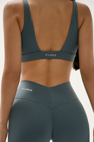 טופ ספורט לנשים בגזרת וי עמוק מבד FLOW מחטב ונושם מבית Vlinks – עם בטנה כפולה וכריות ריפוד נשלפות, מתאים לכל סוגי האימונים וללבוש יומיומי