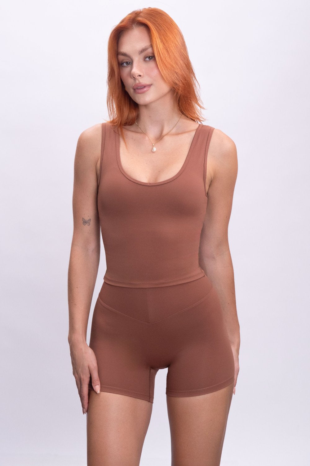 גופיית ספורט לנשים עם כתפיות רחבות, בגזרה מחטבת ונוחה, עשויה מבד FLOW רך, אלסטי ונושם. מתאימה לאימוני כושר, יוגה וללבישה יומיומית – שילוב של תמיכה, נוחות וסטייל.