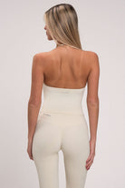 גופיית קרופ Contour Collar לנשים מבד FLOW מחטב ונושם מבית Vlinks – עם צווארון מובנה מחמיא וקאפים נשלפים לנוחות, מתאימה לאימון, ליום־יום או למראה קז'ואלי